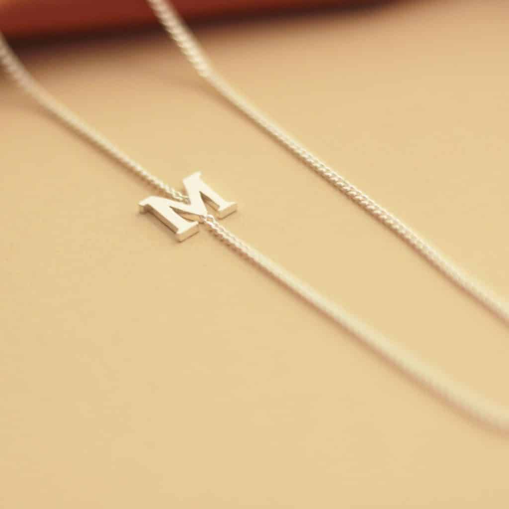 COLLAR SERIF INICIALES LATERAL