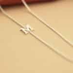 COLLAR SERIF INICIALES LATERAL