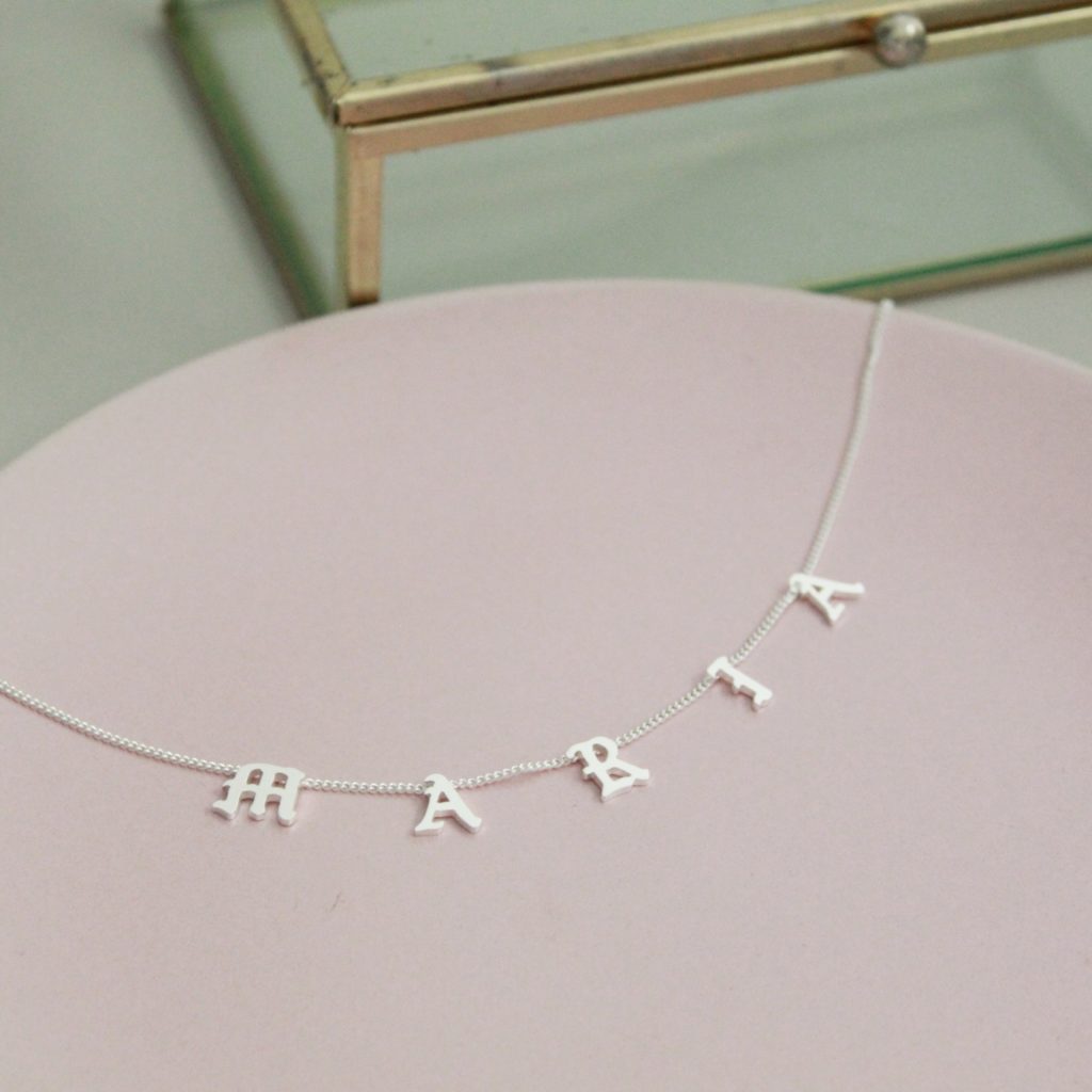 COLLAR INGLESA INICIALES