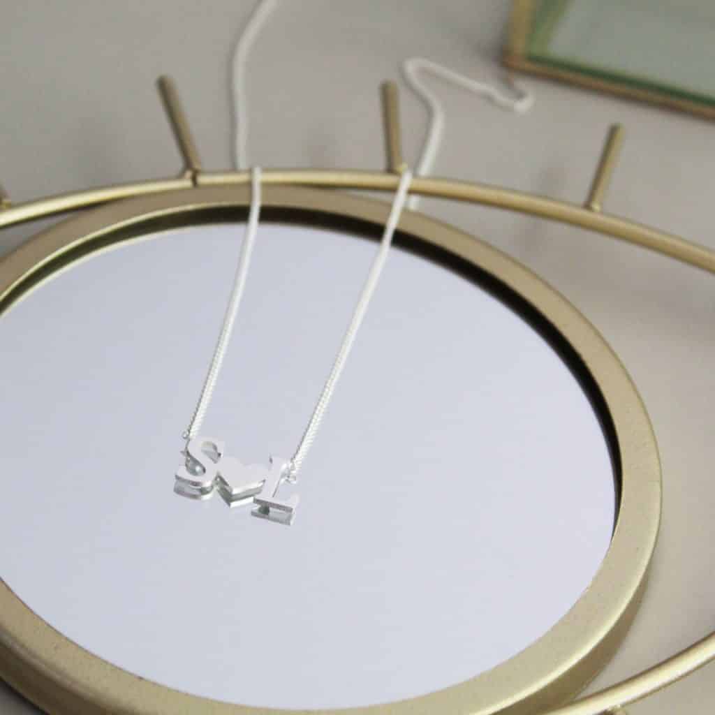 Colla inicial + corazón + inicial