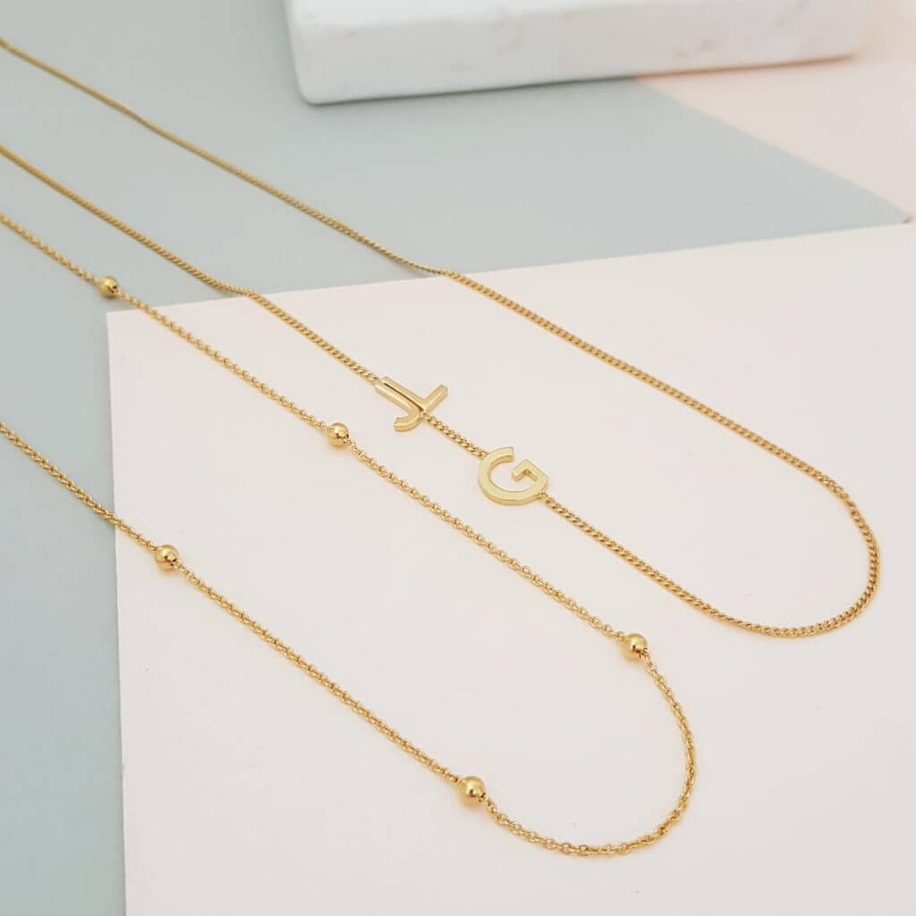 COLLAR BOLD INICIALES LATERAL