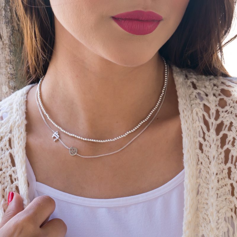 COLLAR GÓTICA INICIALES LATERAL