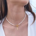 COLLAR PERLA + INICIAL FRAME